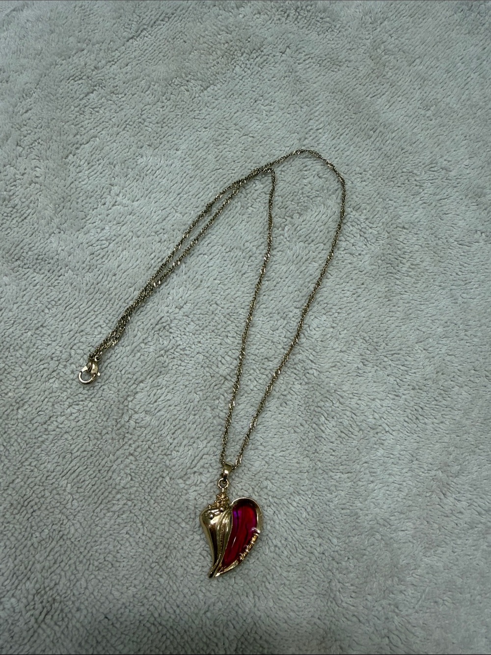 Gold-tone Necklace with Pink conch shell Pendant